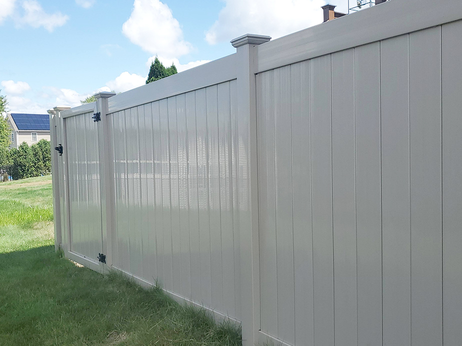 Newington Connecticut vinyl privacy fencing